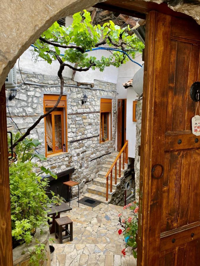 Restaurant & Guest House Semani Berat Exteriör bild