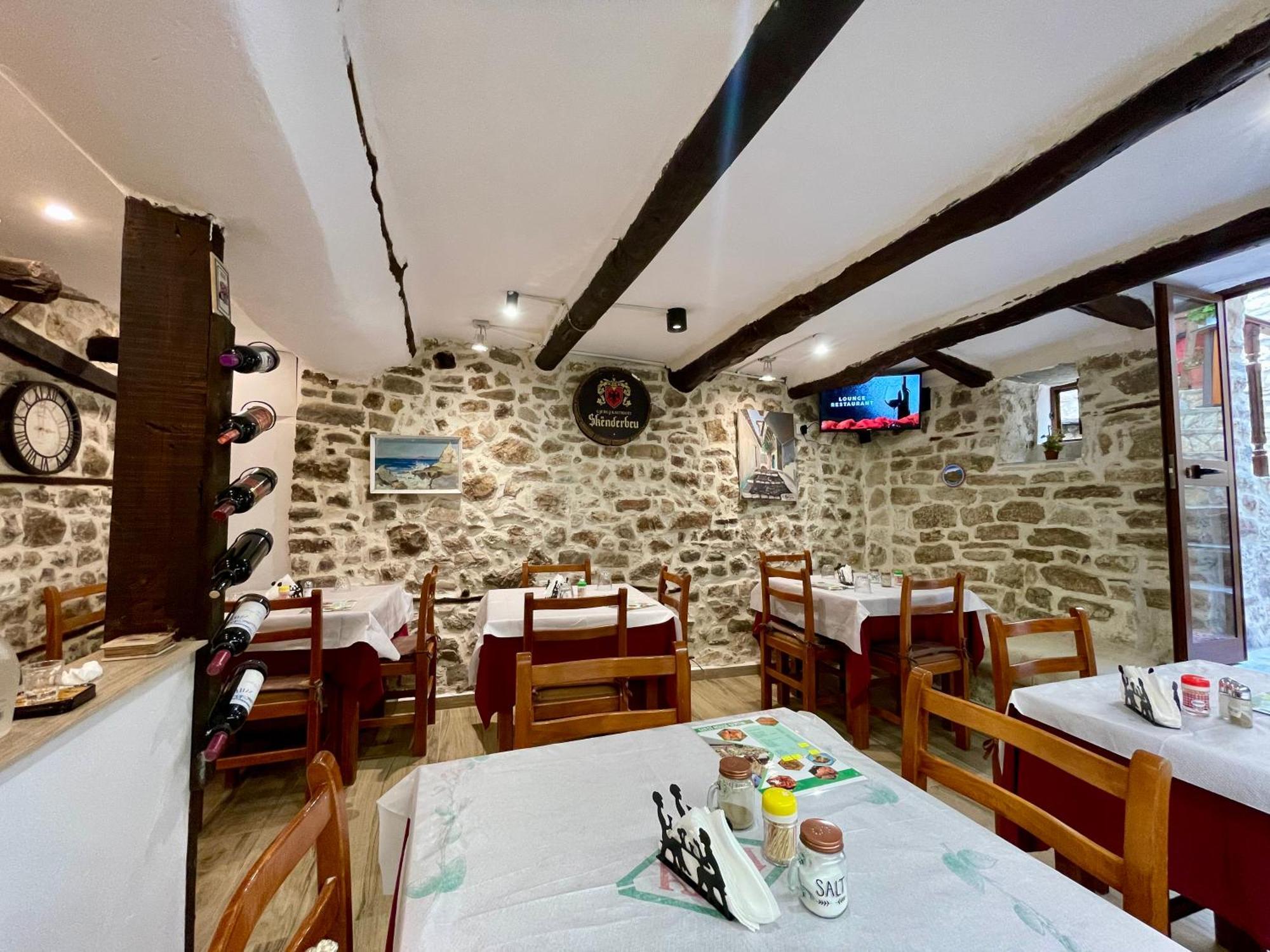 Restaurant & Guest House Semani Berat Exteriör bild