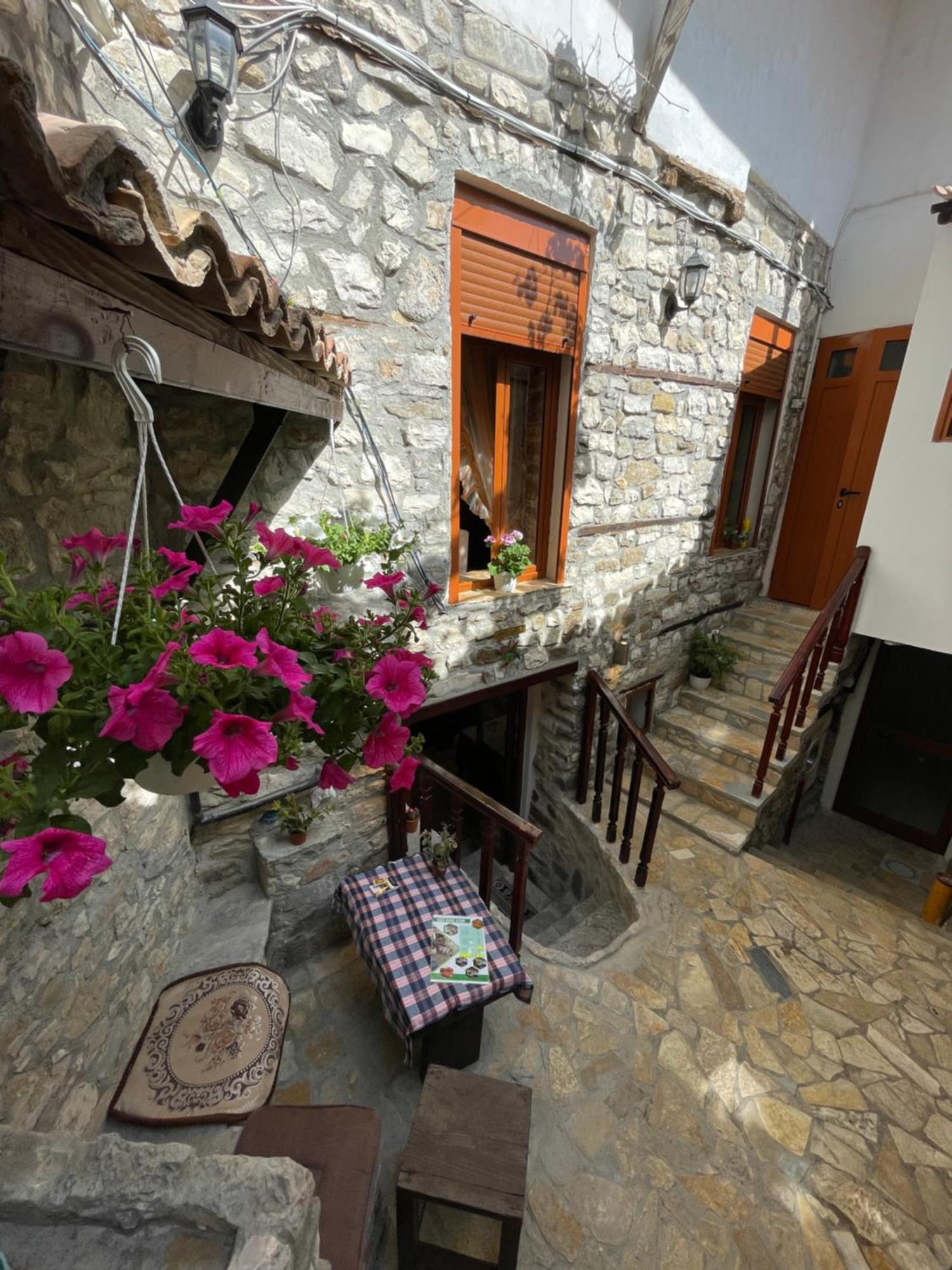 Restaurant & Guest House Semani Berat Exteriör bild