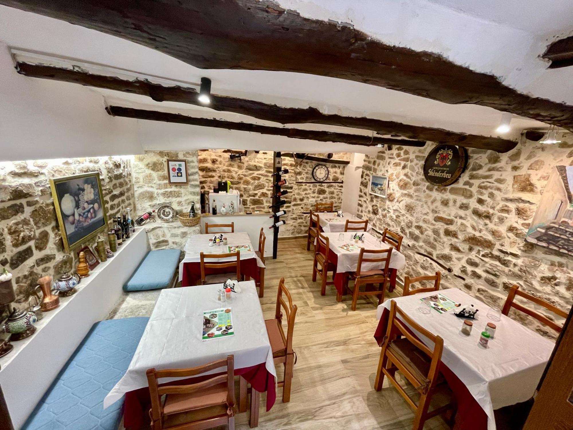 Restaurant & Guest House Semani Berat Exteriör bild