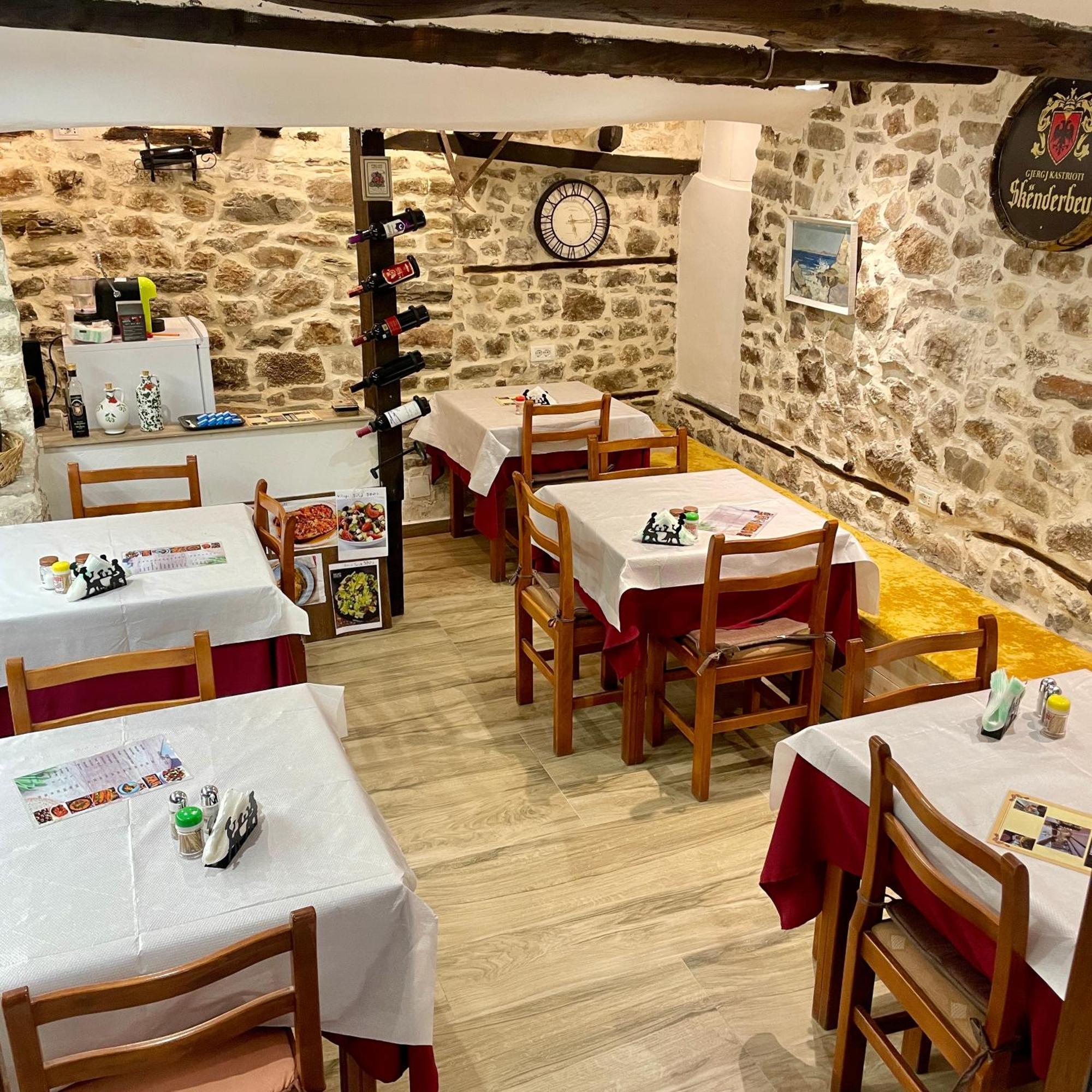 Restaurant & Guest House Semani Berat Exteriör bild
