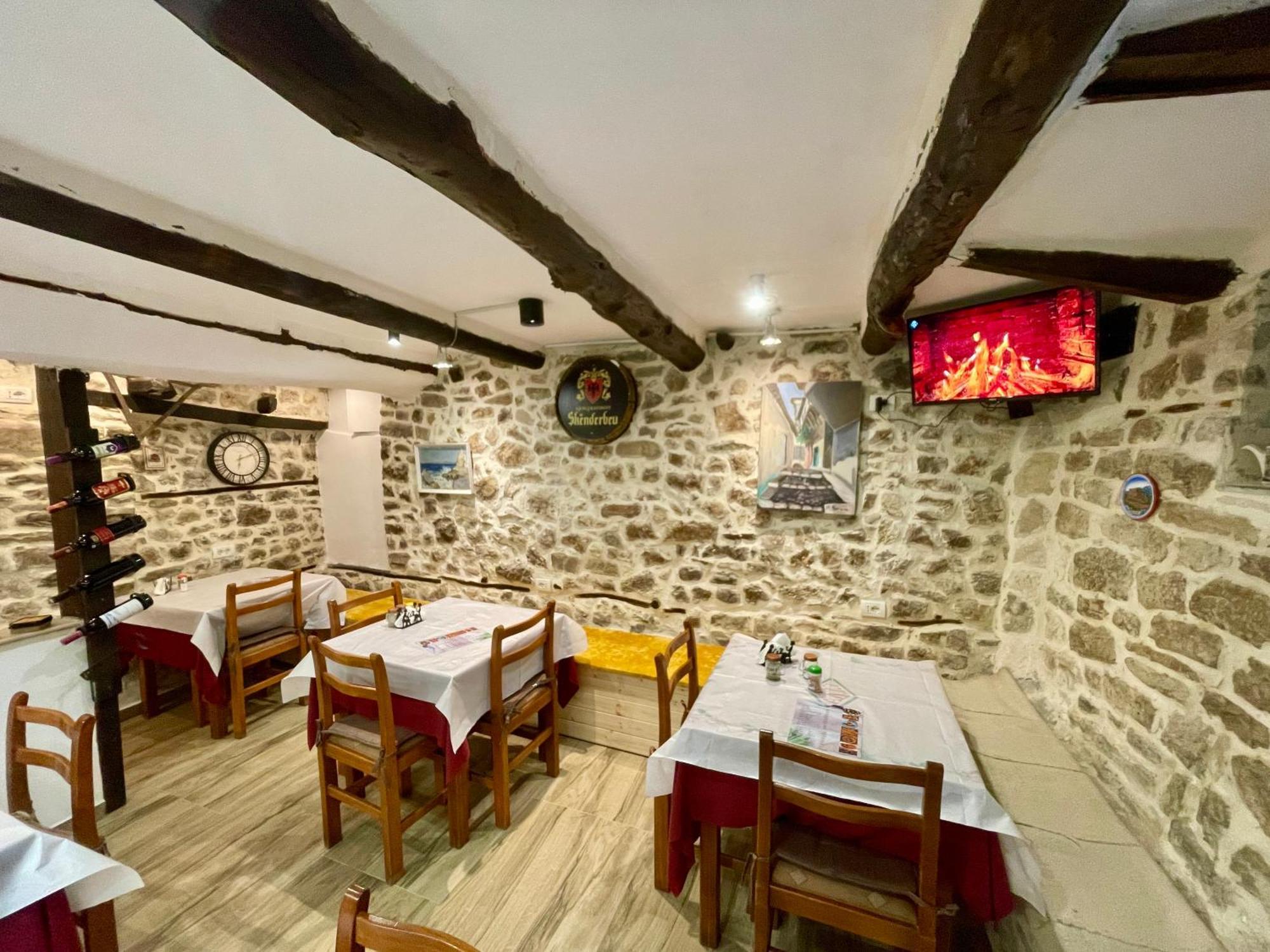 Restaurant & Guest House Semani Berat Exteriör bild